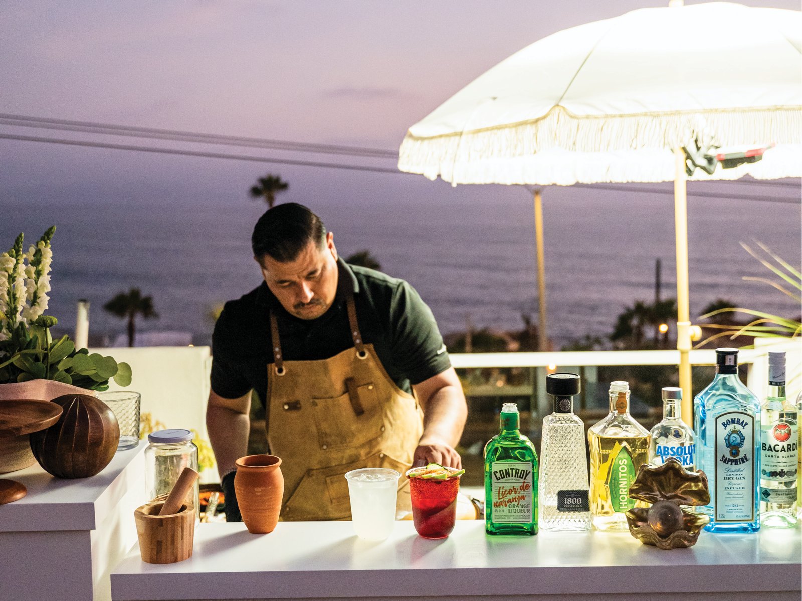 Bartender de Brava Barra preparando cocteles frente al mar